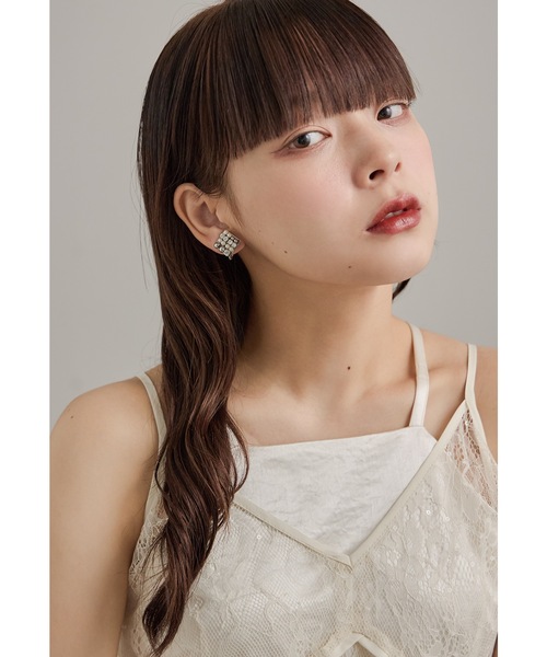 niana(ニアナ)の「ビジューパールスクエアイヤリング 小ぶり ゴールド シルバー 結婚式 二次会 同窓会 成人式 パーティー お呼ばれ オケージョン フォーマル(イヤリング・レディース・ゴールド/シルバー・FREE)」の6枚目の写真