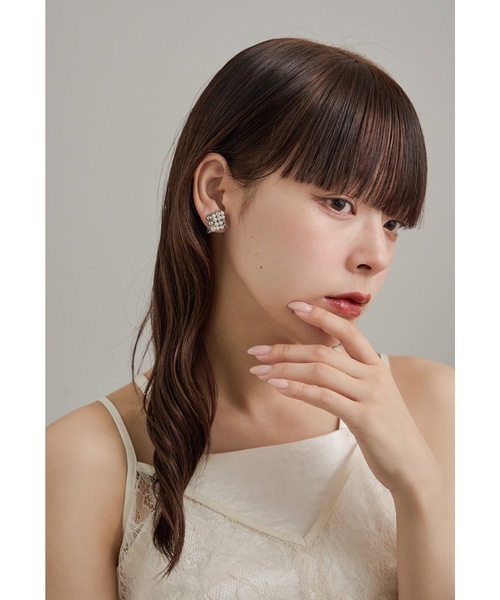 niana(ニアナ)の「ビジューパールスクエアイヤリング 小ぶり ゴールド シルバー 結婚式 二次会 同窓会 成人式 パーティー お呼ばれ オケージョン フォーマル(イヤリング・レディース・ゴールド/シルバー・FREE)」の8枚目の写真