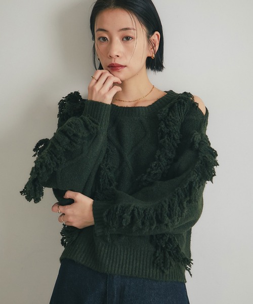 ARVELLIA(アルベリア)の「FRINGED SHOULDER-CUT KNIT(ニット/セーター・レディース・アイボリー/グレー/グリーン・M)」の9枚目の写真