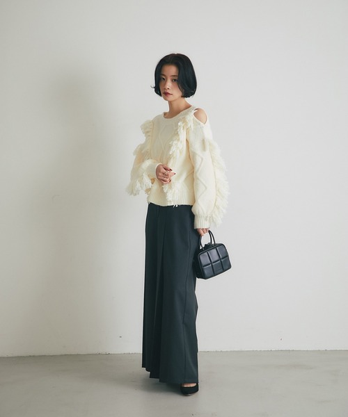 ARVELLIA(アルベリア)の「FRINGED SHOULDER-CUT KNIT(ニット/セーター・レディース・アイボリー/グレー/グリーン・M)」の13枚目の写真