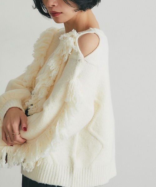 ARVELLIA(アルベリア)の「FRINGED SHOULDER-CUT KNIT(ニット/セーター・レディース・アイボリー/グレー/グリーン・M)」の17枚目の写真