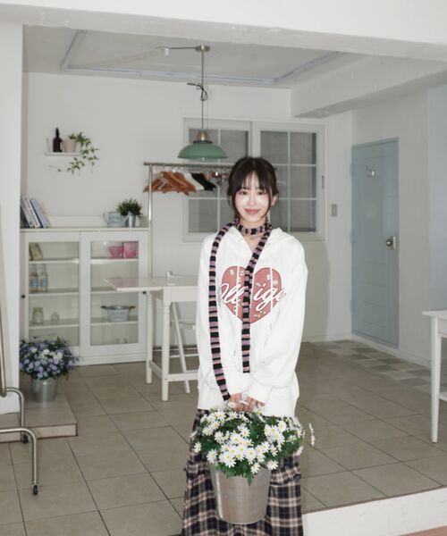 ILLIGO(イリゴ)の「チェックハートアイレットフードジップアップホワイト(パーカー・レディース・その他・MEDIUM/SMALL)」の7枚目の写真