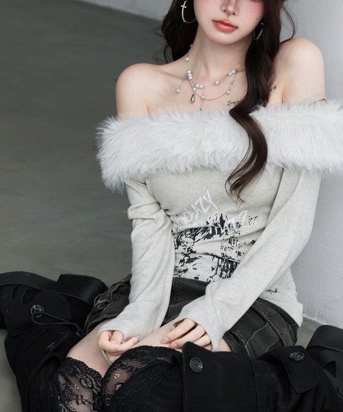 VEILA(ヴェイラ)の「フェイクファー×オフショルダートップス(Tシャツ/カットソー・レディース・グレー/ベージュ・フリー)」の2枚目の写真