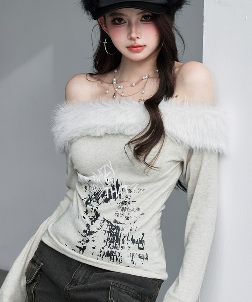 VEILA(ヴェイラ)の「フェイクファー×オフショルダートップス(Tシャツ/カットソー・レディース・グレー/ベージュ・フリー)」の4枚目の写真