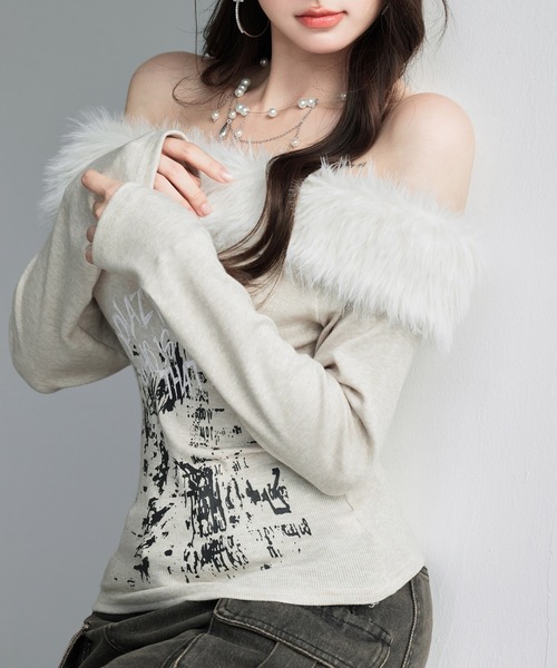 VEILA(ヴェイラ)の「フェイクファー×オフショルダートップス(Tシャツ/カットソー・レディース・グレー/ベージュ・フリー)」の7枚目の写真