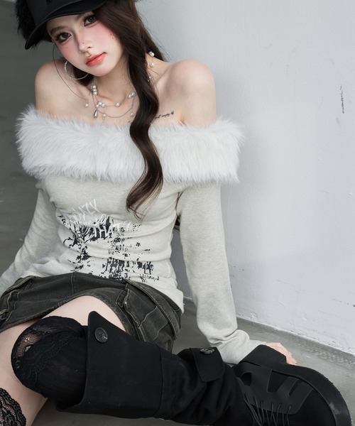 VEILA(ヴェイラ)の「フェイクファー×オフショルダートップス(Tシャツ/カットソー・レディース・グレー/ベージュ・フリー)」の5枚目の写真