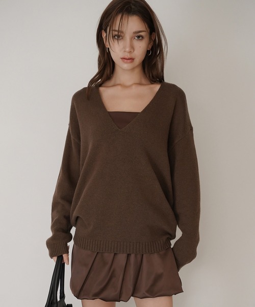 KINO THE KEI(キノザケイ)の「深Vネック オーバーニット プルオーバー KINO THE KEI(ニット/セーター・レディース・ブラウン/ベージュ/チャコールグレー・フリー)」の2枚目の写真