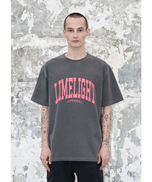LIMELIGHT APPAREL(ライムライトアパレル)の「アパレルピグメントアーチロゴTシャツ(チャコール/ピンク)(Tシャツ/カットソー・メンズ・その他・SMALL/MEDIUM/X-LARGE/LARGE)」の1枚目の写真