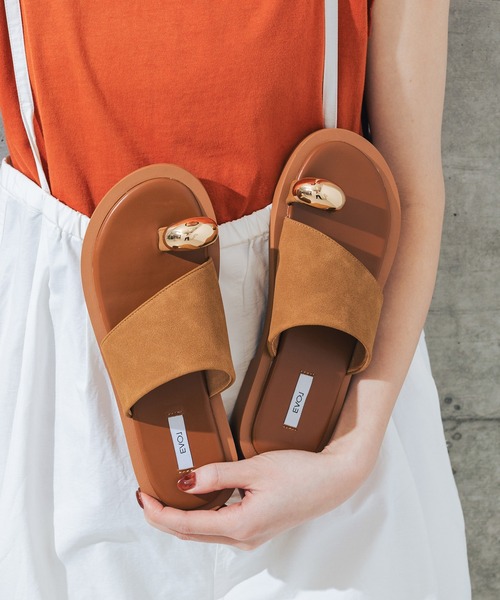 EVOL（イーボル）の「【軽量・クッション入り】メタルリングフラットトングサンダル JA5964（サンダル・レディース・ブラック/アイボリー/ブラウン/キャメル・S/M/L/LL）」の4枚目の写真