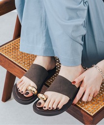 EVOL（イーボル）の「【軽量・クッション入り】メタルリングフラットトングサンダル JA5964（サンダル）」