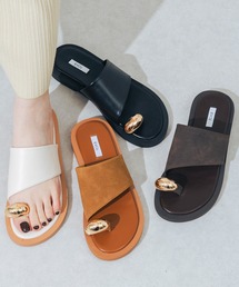 EVOL（イーボル）の「【軽量・クッション入り】メタルリングフラットトングサンダル JA5964（サンダル）」