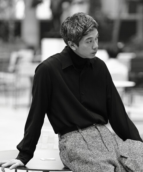 ADAM ET ROPE'（アダムエロペ）の「【NIKKE】シフォンボイル レギュラーカラーシャツ（シャツ/ブラウス・メンズ・ブラック・M/L）」の2枚目の写真