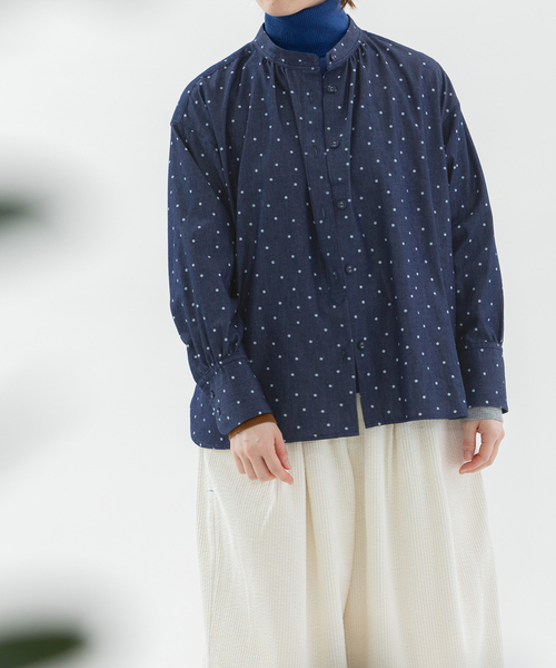 nop de nod（ノップドゥノッド）の「デニムドットプリントバンドカラースモックシャツ（シャツ/ブラウス・レディース・ブルー系/インディゴブルー・M）」の2枚目の写真