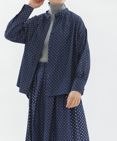 nop de nod(ノップドゥノッド)の「デニムドットプリントバンドカラースモックシャツ(シャツ/ブラウス・レディース・ブルー系/インディゴブルー・M)」の1枚目の写真