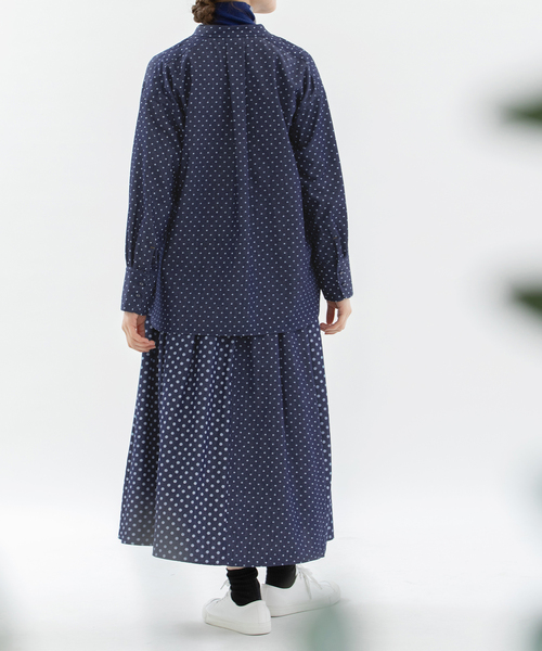 nop de nod(ノップドゥノッド)の「デニムドットプリントバンドカラースモックシャツ(シャツ/ブラウス・レディース・ブルー系/インディゴブルー・M)」の5枚目の写真