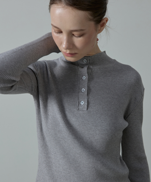 AHRE（アフレ）の「Aera Tension-Fit Henley Rib Half-Neck Knit_GREY（ニット/セーター・レディース・その他・ONE）」の2枚目の写真