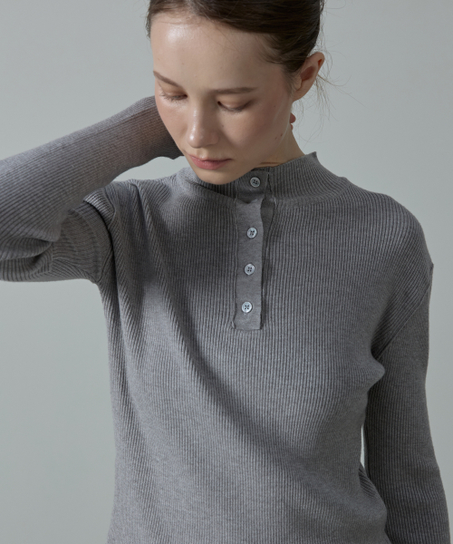 AHRE（アフレ）の「Aera Tension-Fit Henley Rib Half-Neck Knit_GREY（ニット/セーター・レディース・その他・ONE）」の3枚目の写真