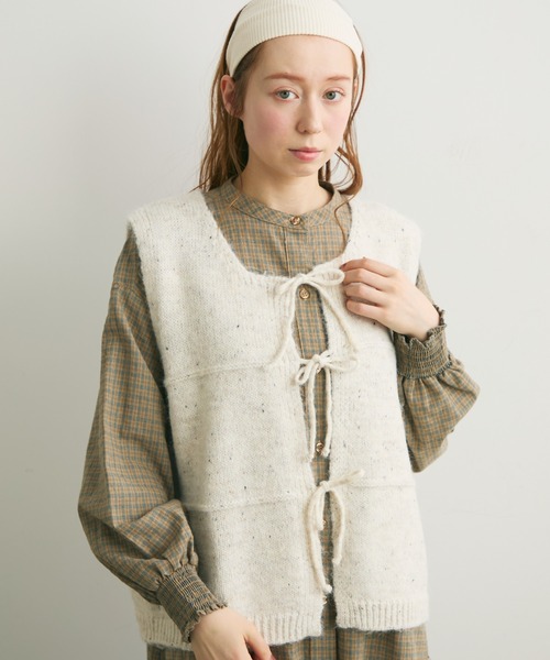 Crisp（クリスプ）の「ナチュラルリボンニットベスト（ベスト・レディース・ベージュ/アイボリー・FREE）」の2枚目の写真