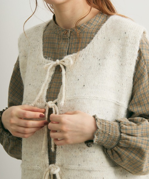 Crisp（クリスプ）の「ナチュラルリボンニットベスト（ベスト・レディース・ベージュ/アイボリー・FREE）」の20枚目の写真