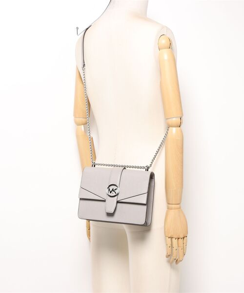 MICHAEL KORS（マイケルコース）の「GREENWICH サフィアーノ レザー フラップ クロスボディ スモール（ショルダーバッグ・レディース・グレー系・FREE）」の5枚目の写真