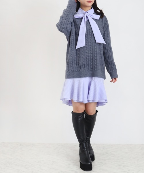 ASTORIA ODIER(アストリアオディール)の「リボンタイ ミニ丈 裾フリルシャツワンピース(ワンピース・レディース・ベージュ/サックスブルー/ブルー・MEDIUM)」の2枚目の写真