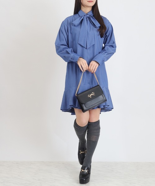 ASTORIA ODIER(アストリアオディール)の「リボンタイ ミニ丈 裾フリルシャツワンピース(ワンピース・レディース・ベージュ/サックスブルー/ブルー・MEDIUM)」の16枚目の写真