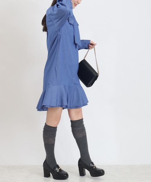 ASTORIA ODIER(アストリアオディール)の「リボンタイ ミニ丈 裾フリルシャツワンピース(ワンピース・レディース・ベージュ/サックスブルー/ブルー・MEDIUM)」の19枚目の写真