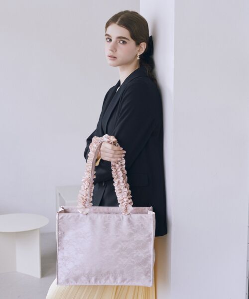 Maison de FLEUR（メゾンドフルール）の「レースフリルハンドルスクエアトートMバッグ（トートバッグ・レディース・ライトピンク/ブラック・FREE）」の2枚目の写真
