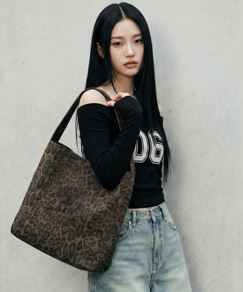 ARTISTWEAR（アーティストウェア）の「[ATW] ヘリテージロゴスエードトートバッグ - 3COLOR（トートバッグ・レディース・ダークブラウン/レオパード/キャメル・FREE）」の14枚目の写真