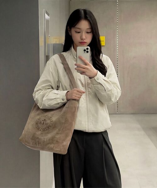 ARTISTWEAR（アーティストウェア）の「[ATW] ヘリテージロゴスエードトートバッグ - 3COLOR（トートバッグ・レディース・ダークブラウン/レオパード/キャメル・FREE）」の9枚目の写真