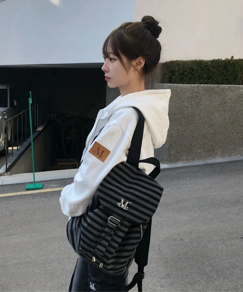 MUCENT(ムセント)の「◇MUCENT◇ブランド直輸入正規品/MUTE STRIPE MINI BACK PACK UNISEX ミュートストライプミニバックパック 男女共用(バックパック/リュック・レディース・ブラック・FREE)」の4枚目の写真