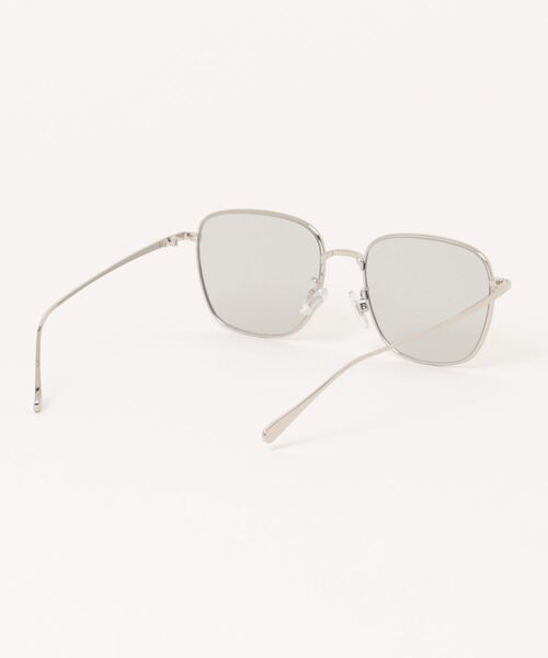 Revo.（レボ）の「METAL FLAME WELLINGTON SUNGLASSES / メタルフレーム ウェリントンシェイプ サングラス カラーレンズ UVカット（サングラス・レディース・ライトブラウン/ライトグレー・FREE）」の4枚目の写真