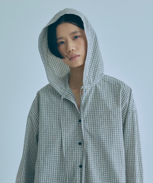 EN NEUME(エンノイム)の「Hooded Check Oversize Shirt(シャツ/ブラウス・レディース・ブラック/アイボリー・FREE)」の7枚目の写真