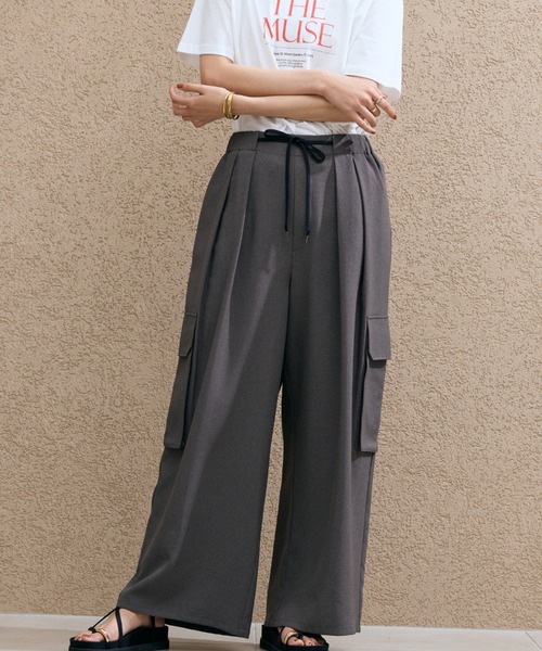 Doux archives(ドゥアルシーヴ)の「【EC限定】【UVカット/防シワ/吸水速乾】タックワイドカーゴパンツ(カーゴパンツ・レディース・チャコールグレー/ブラック/モカ・FREE)」の1枚目の写真