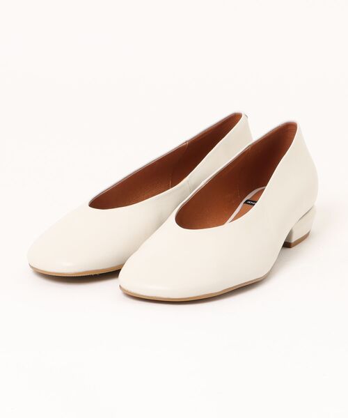 inter-chaussures（インターショシュール）の「【ANGEL ALARCON】ローヒールオブリークトウパンプス(D61501)（パンプス・レディース・キャメル/ブラック/アイボリー・37/38/39/35/36）」の2枚目の写真