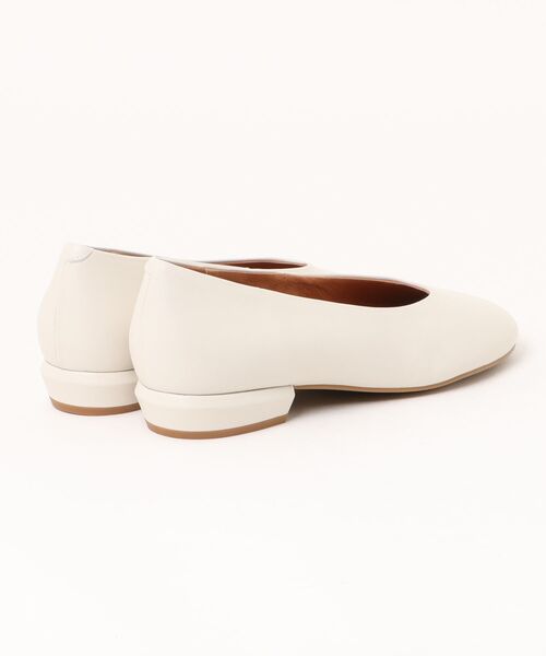 inter-chaussures（インターショシュール）の「【ANGEL ALARCON】ローヒールオブリークトウパンプス(D61501)（パンプス・レディース・キャメル/ブラック/アイボリー・37/38/39/35/36）」の4枚目の写真