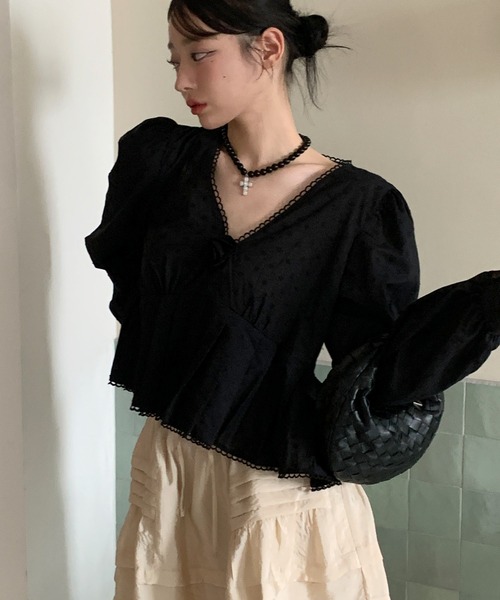 UNE MANSION(ユヌマンション)の「【UNE ORIGINAL HAND MADE】スタイルアップバラモチーフレースVネックブラウス(シャツ/ブラウス・レディース・ブラック/アイボリー・FREE)」の13枚目の写真