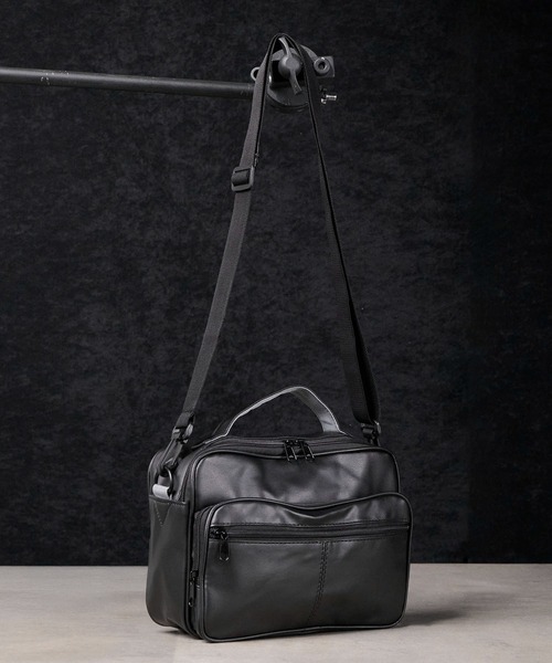 CALIFORNIA OUTFITTERS（カリフォルニア アウトフィッターズ）の「3C27 PUレザー 2WAYスクエアショルダーバッグ（ショルダーバッグ・メンズ・ブラック・ONESIZE）」の2枚目の写真