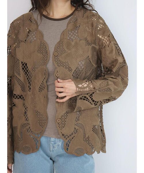 FIKA.(フィーカ)の「Floral lace blouse(その他アウター・レディース・オフホワイト/ブラック/ブラウン・MEDIUM)」の13枚目の写真
