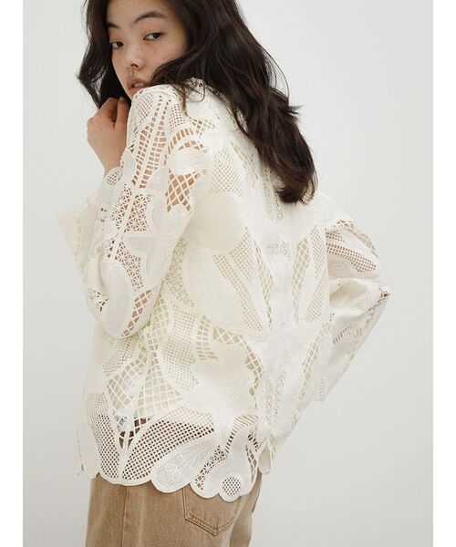 FIKA.(フィーカ)の「Floral lace blouse(その他アウター・レディース・オフホワイト/ブラック/ブラウン・MEDIUM)」の2枚目の写真