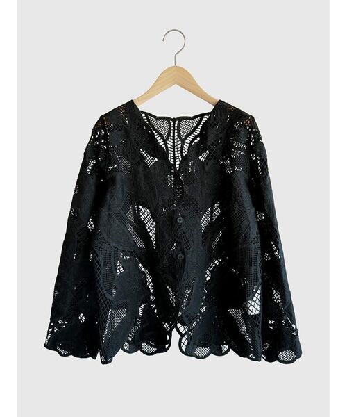FIKA.(フィーカ)の「Floral lace blouse(その他アウター・レディース・オフホワイト/ブラック/ブラウン・MEDIUM)」の5枚目の写真