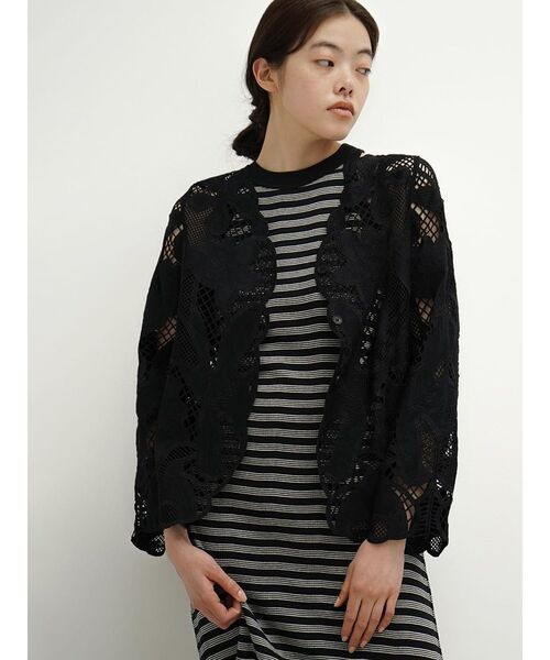 FIKA.(フィーカ)の「Floral lace blouse(その他アウター・レディース・オフホワイト/ブラック/ブラウン・MEDIUM)」の6枚目の写真