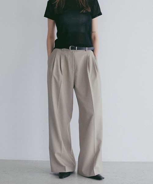 MANOF(マノフ)の「TUCK WIDE PANTS(その他パンツ・レディース・アイボリー/ベージュ/グリーン/ブラック・S/M)」の3枚目の写真