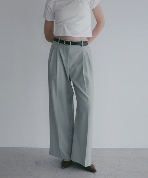 MANOF(マノフ)の「TUCK WIDE PANTS(その他パンツ・レディース・アイボリー/ベージュ/グリーン/ブラック・S/M)」の4枚目の写真
