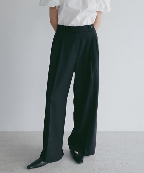 MANOF(マノフ)の「TUCK WIDE PANTS(その他パンツ・レディース・アイボリー/ベージュ/グリーン/ブラック・S/M)」の1枚目の写真