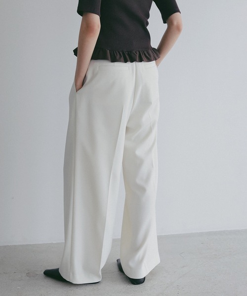 MANOF(マノフ)の「TUCK WIDE PANTS(その他パンツ・レディース・アイボリー/ベージュ/グリーン/ブラック・S/M)」の8枚目の写真