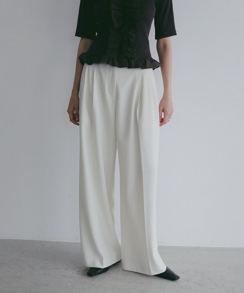 MANOF(マノフ)の「TUCK WIDE PANTS(その他パンツ・レディース・アイボリー/ベージュ/グリーン/ブラック・S/M)」の5枚目の写真