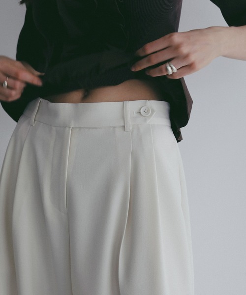 MANOF(マノフ)の「TUCK WIDE PANTS(その他パンツ・レディース・アイボリー/ベージュ/グリーン/ブラック・S/M)」の9枚目の写真