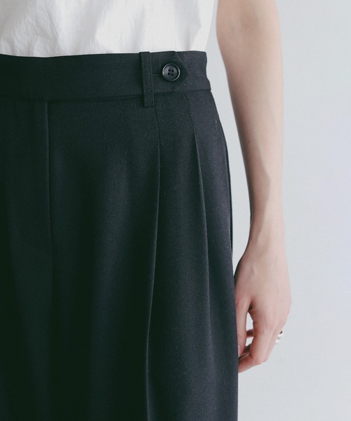 MANOF(マノフ)の「TUCK WIDE PANTS(その他パンツ・レディース・アイボリー/ベージュ/グリーン/ブラック・S/M)」の22枚目の写真