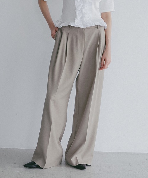 MANOF(マノフ)の「TUCK WIDE PANTS(その他パンツ・レディース・アイボリー/ベージュ/グリーン/ブラック・S/M)」の10枚目の写真